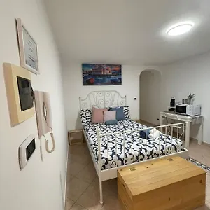 Ariel House Bari